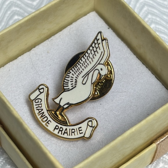 Grande prairie enamelled lapel pin - Picture 3 of 3